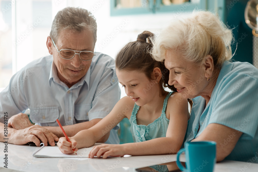 Obraz premium Grandaughter drawing a picture