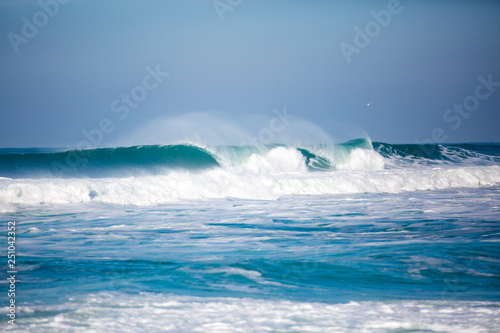 Vagues déferlantes sur la plage