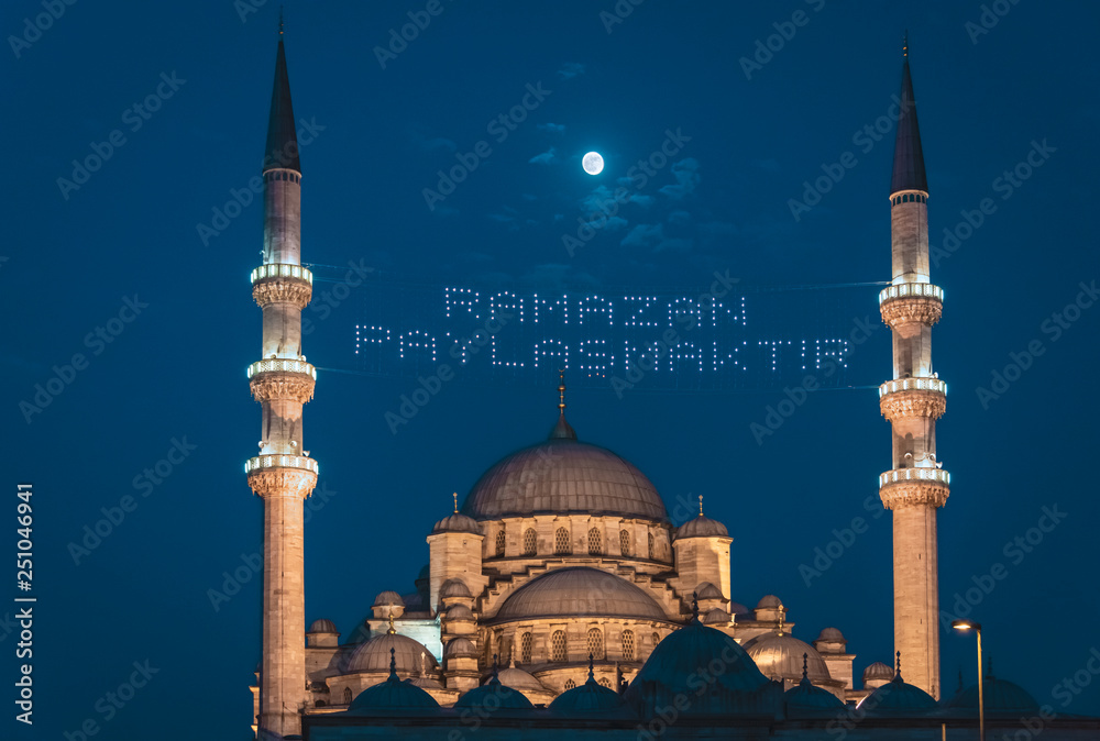 Fototapeta premium Beautiful mosque at night in istanbul, Turkey