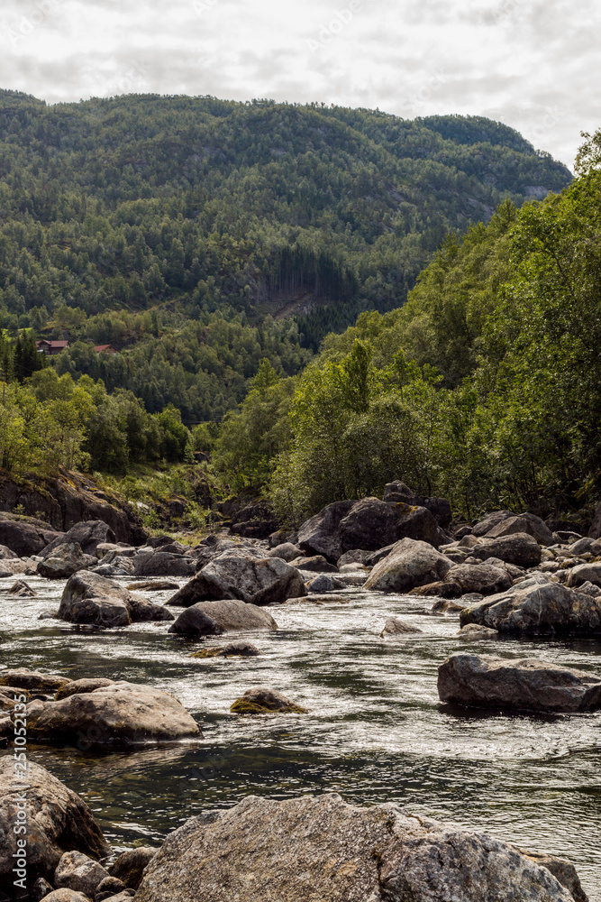 Obraz premium Wilder Fluss in Norwegen