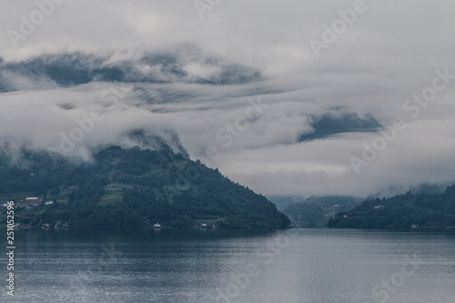 Nebel am Hardangerfjord in Norwegen