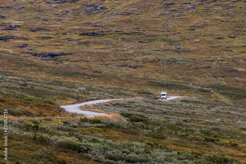 Straße im norwegischen Fjell