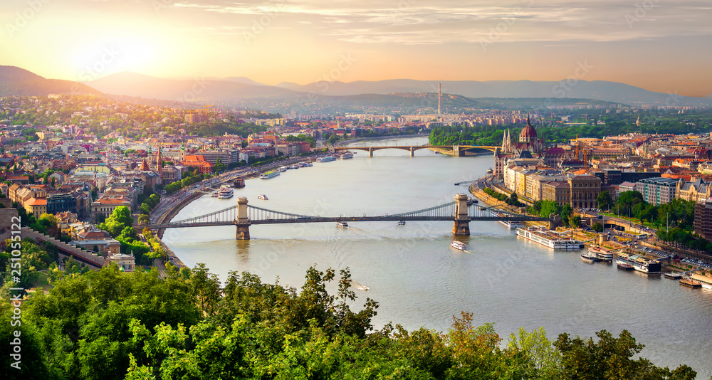 Naklejka premium Panorama letniego Budapesztu