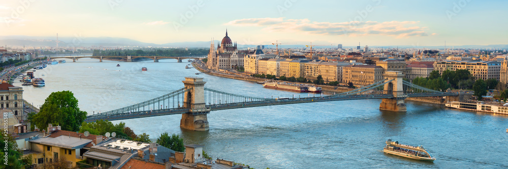 Fototapeta premium Wieczór nad Budapesztem