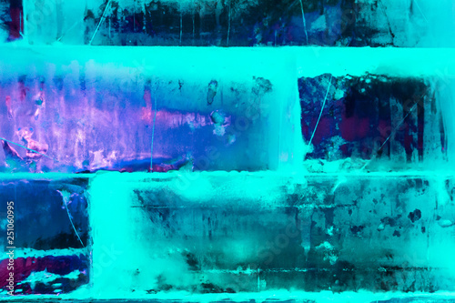 mur de bloc de glace cyan en transparence © niesim