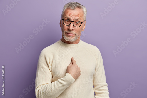 Foto Are you talking about me? Bearded senior man points at himself with bewilderment