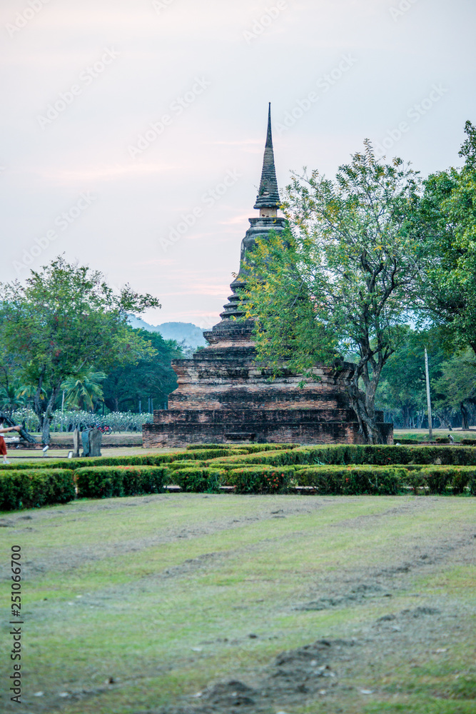 Obraz premium Parque histórico nacional em Sukhothai, Tailândia.