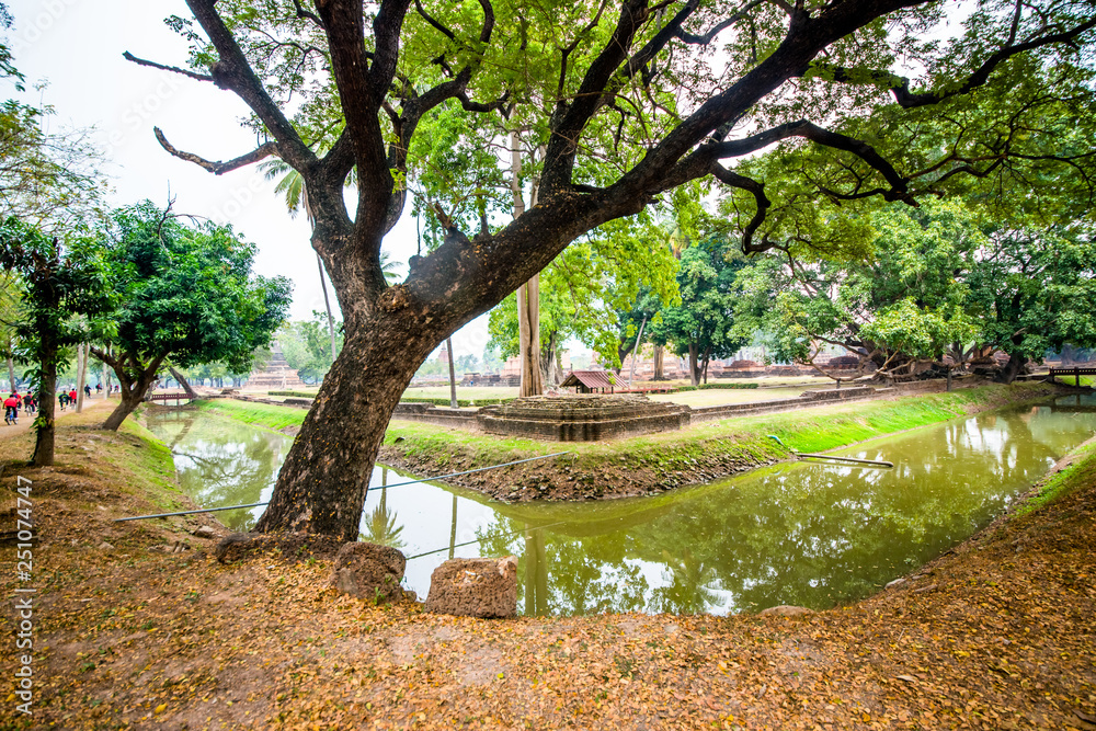 Fototapeta premium Parque histórico nacional em Sukhothai, Tailândia.
