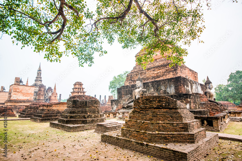Parque histórico nacional em Sukhothai, Tailândia. Parque histórico nacional em Sukhothai, Tailândia.