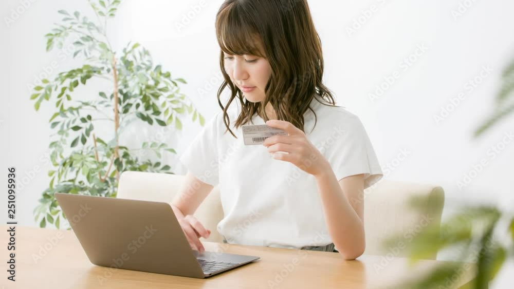 4K・ネットショッピング・若い女性