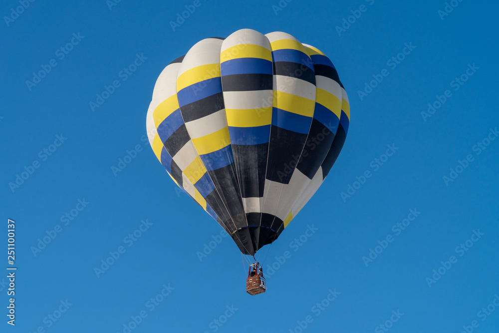 Naklejka premium 気球と快晴な青空
