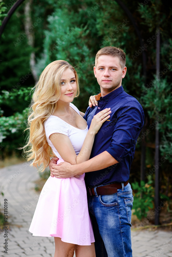 Naklejka premium Young enamoured couple on rest in park