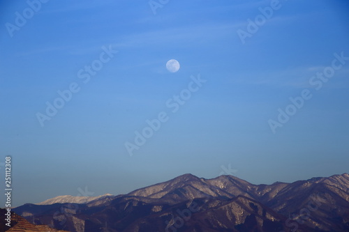 山の稜線と月 © masahirosuzuki
