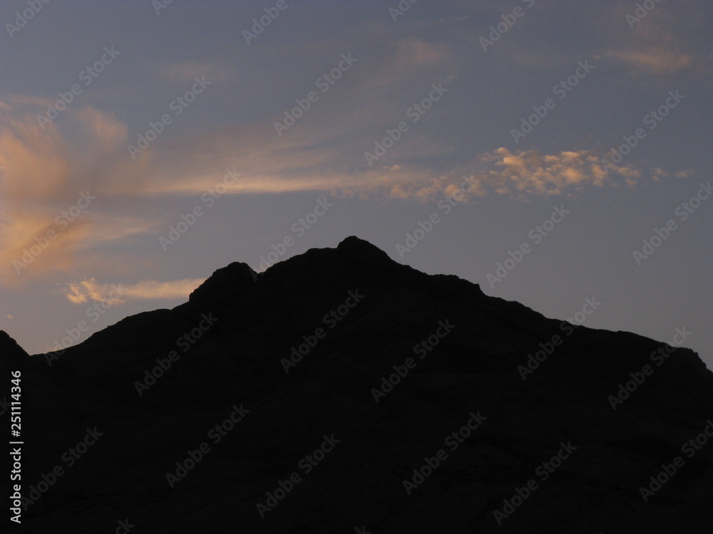 Desierto de Dahab, montañas de Egipto en la noche fotos contra del sol, nubes rosadas Desierto de Dahab, montañas de Egipto en la noche fotos contra del sol, nubes rosadas