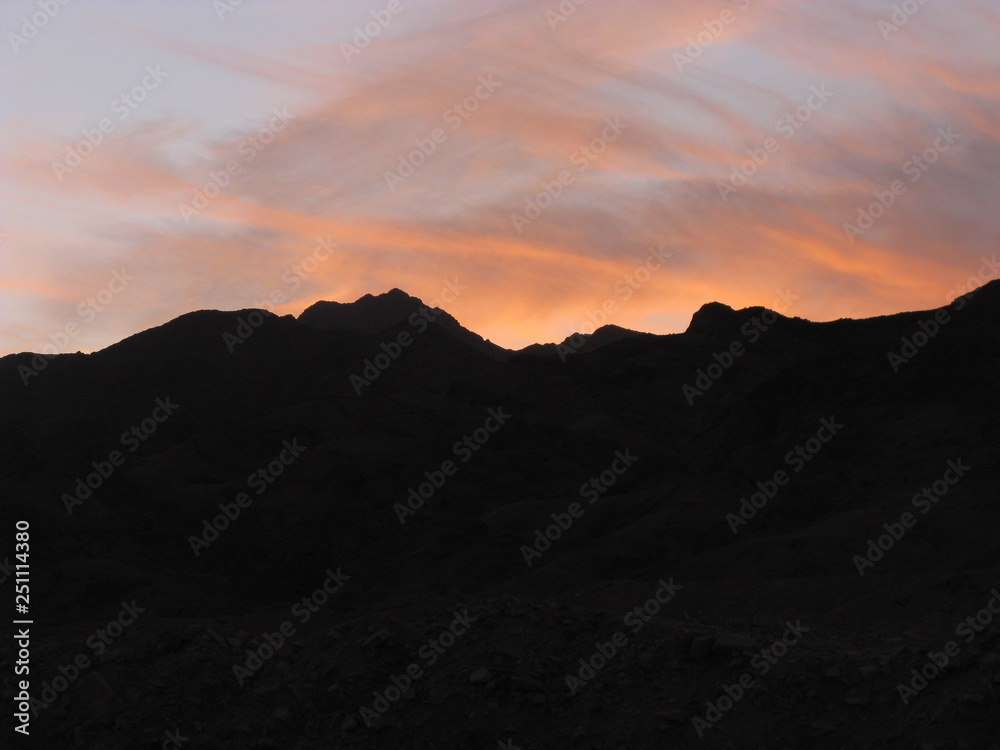 Desierto de Dahab, montañas de Egipto en la noche fotos contra del sol, nubes rosadas