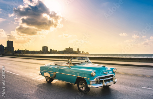 Amerikanischer mint blauer Cabriolet Oldtimer auf dem berühmten Malecon im Sonnenuntergang in Havanna Kuba - Serie Kuba Reportage photo