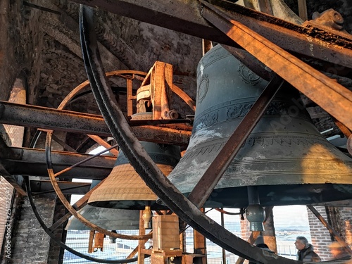 serie di campane di bronzo su un campanile di chiesa photo