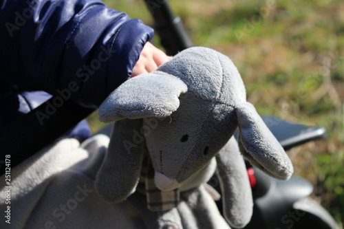 peluche souris grise