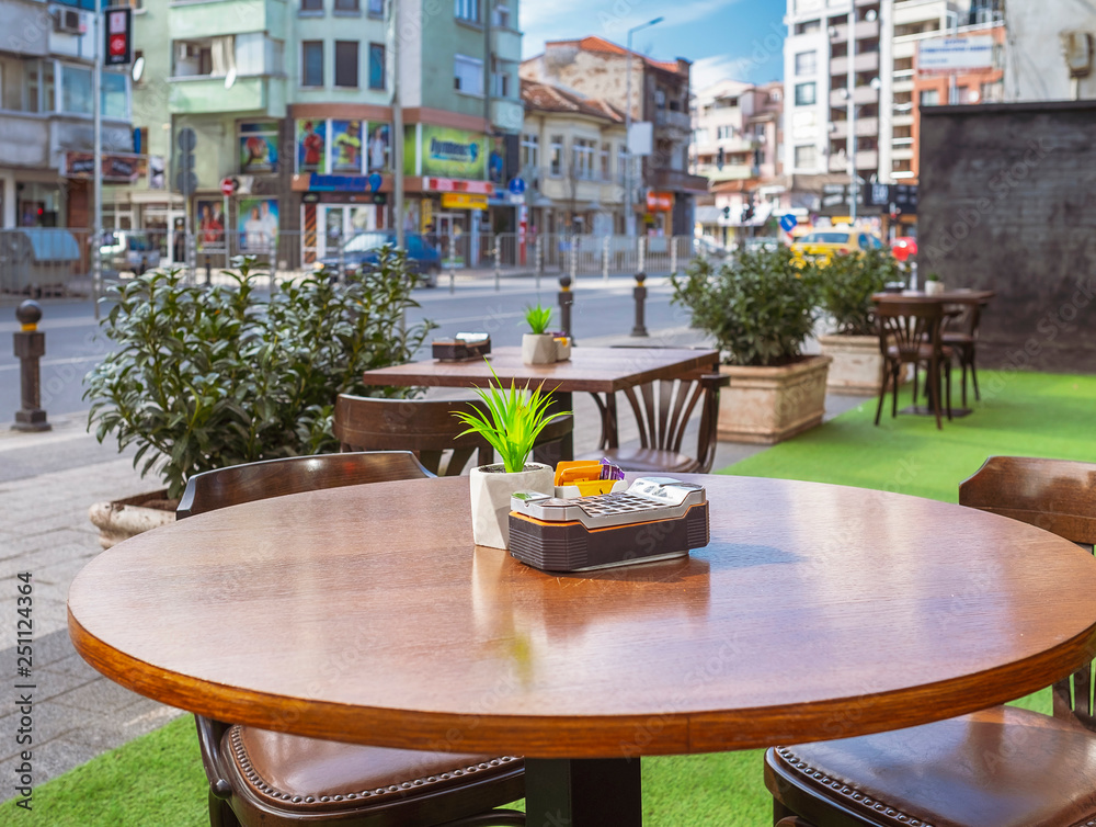 Obraz premium Empty table in cafe on the street