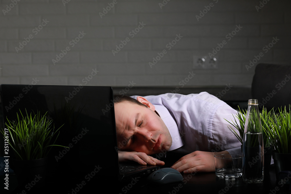 Obraz premium man sitting at table and working on laptop