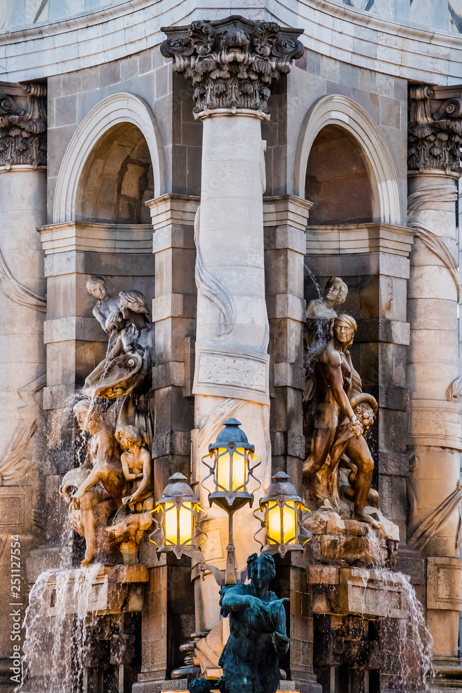 Sculptures d'une fontaine au centre de Barcelone