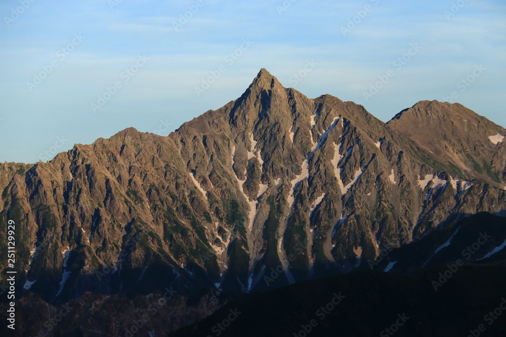 Obraz premium 北アルプス三俣山荘から望む 夕陽に映える槍ヶ岳の雄姿