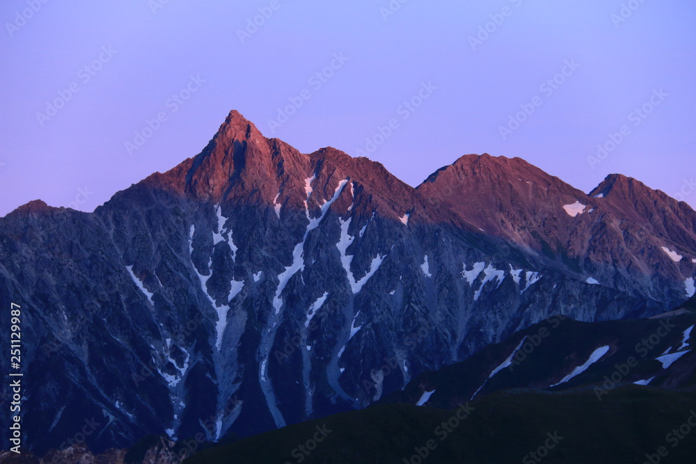 Fototapeta premium 北アルプス三俣山荘から望む 夕闇に浮かぶ槍ヶ岳の雄姿
