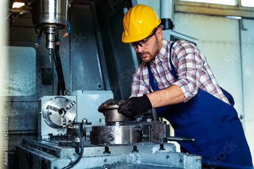 Fotografía Professional engineer metalworker operating CNC milling machine center in manufa