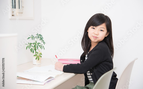 勉強をする小学生の女の子