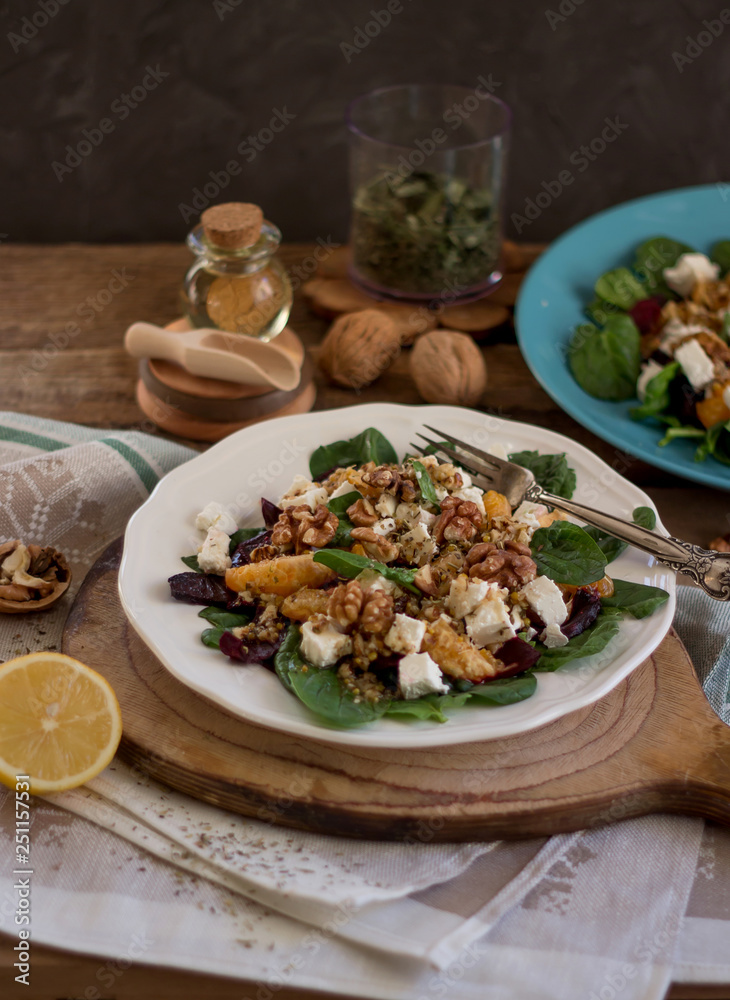  Summer vegetable salad with spinach and walnuts