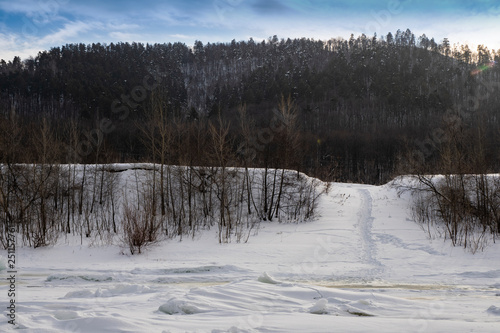 walk, mountains, trees, river, snow, ice, blocks, ice, shadow, nature, observation, sky, clouds, distance, space © Наталья Меркулова