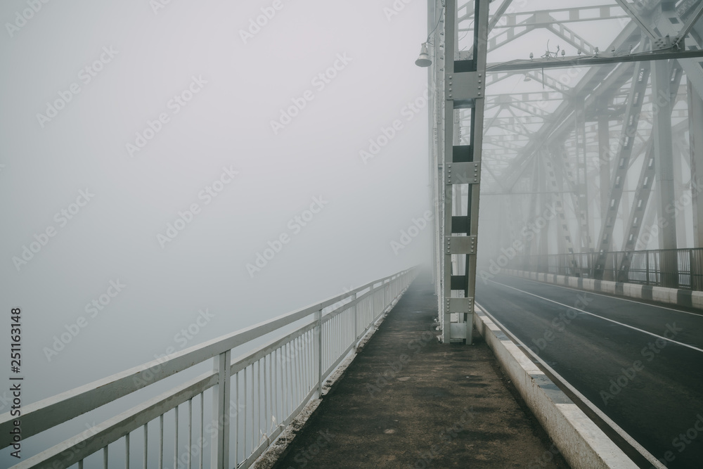Утренний туман на мосту