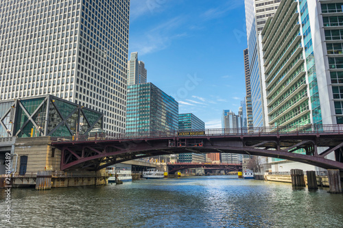 Fotografía View of The Chicago River and skyscrapers in downtown Chicago,Illinois, USA