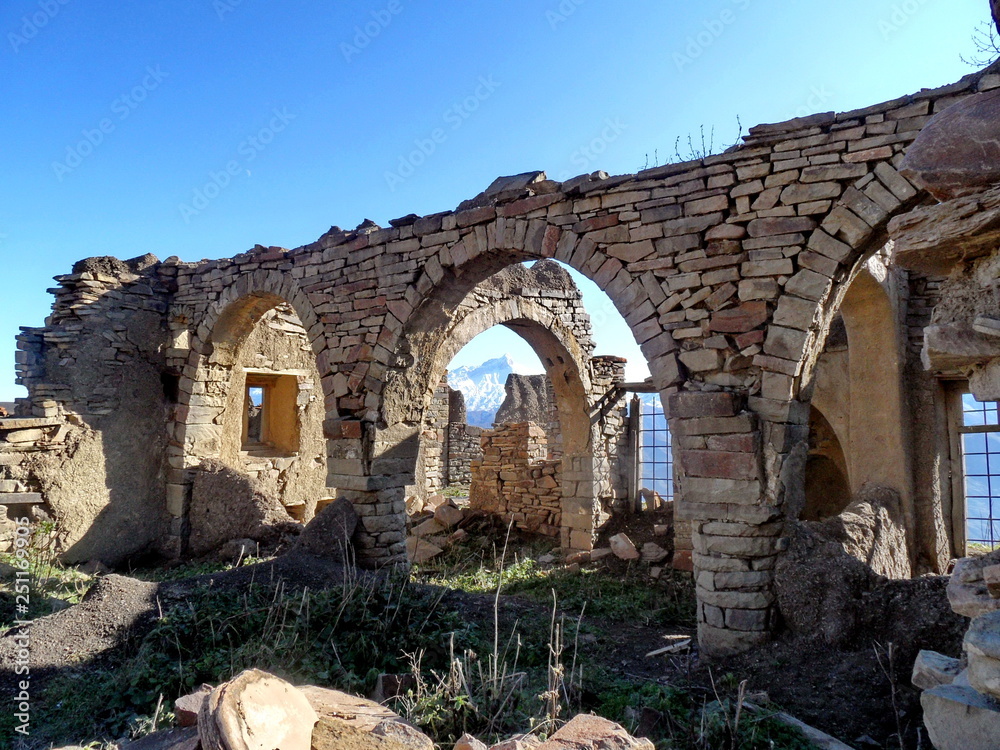 Остатки мечети покинутого села Усур.