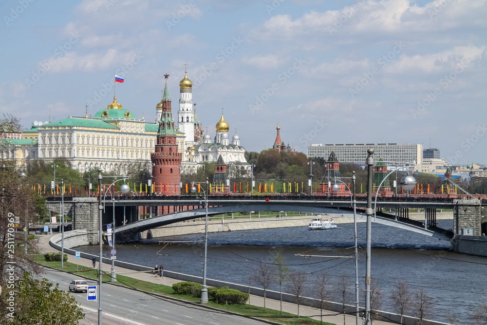 Перевести вGoogleBingview of the Moscow Kremlin from the sideview of the Moscow Kremlin from the side