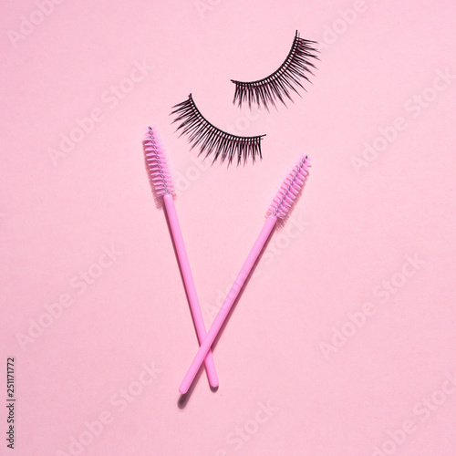 Fotografia Creative concept beauty photo of lashes extensions brush on pink background