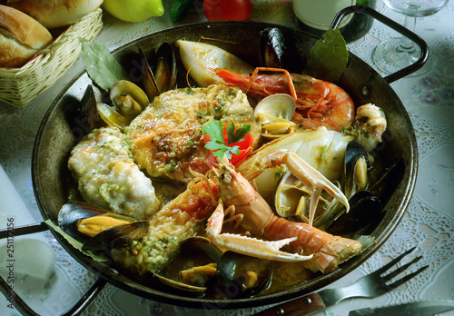 Obraz na plátně Paella con una zarzuela de pescado y marisco.