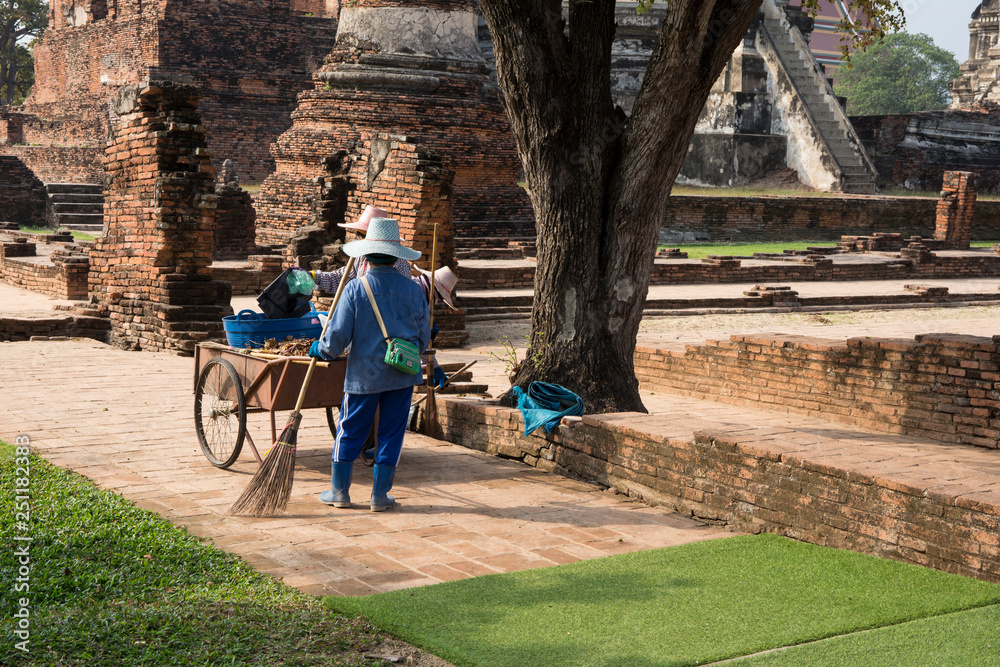 Obraz premium Arbeiter in der Tempelanlage Wat Phra Sri Sanphet