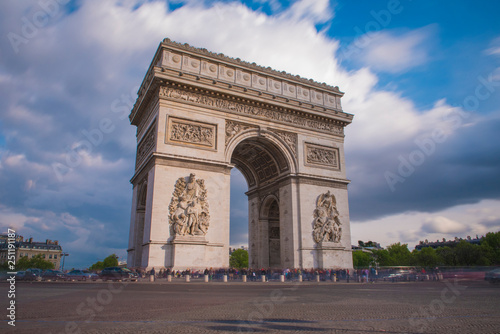 arch of triumph in paris © Cesarin