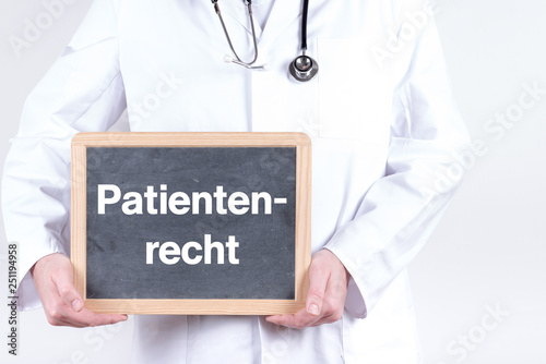 Arzt mit einer Tafel Patientenrecht