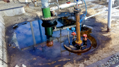 Breakage of oil in the quarry of a drainage tank for pumping waste water.