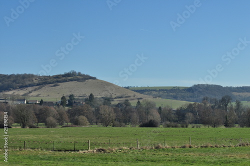 paysage avec champs et colline    la fin de l hiver