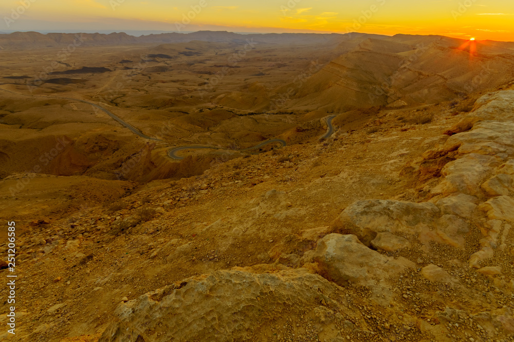 Obraz premium Sunset view of HaMakhtesh HaGadol (the big crater)