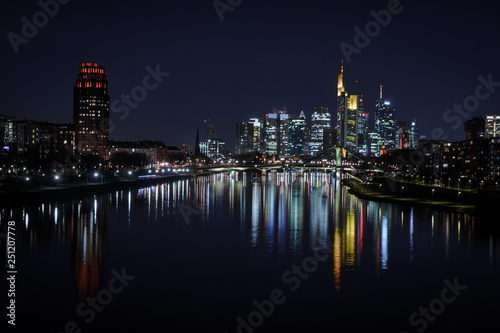 Frankfurt Skyline am Main bei Nacht