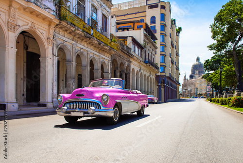 Amerikanischer  pink Cabriolet Oldtimer auf der Hauptstrasse Jose Marti in Havanna City Kuba - Serie Kuba Reportage photo