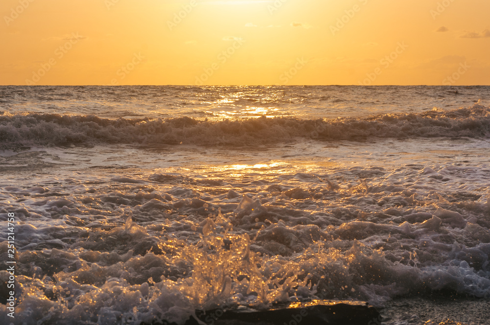 Obraz premium Amazing sea sunset, the sun, waves, clouds