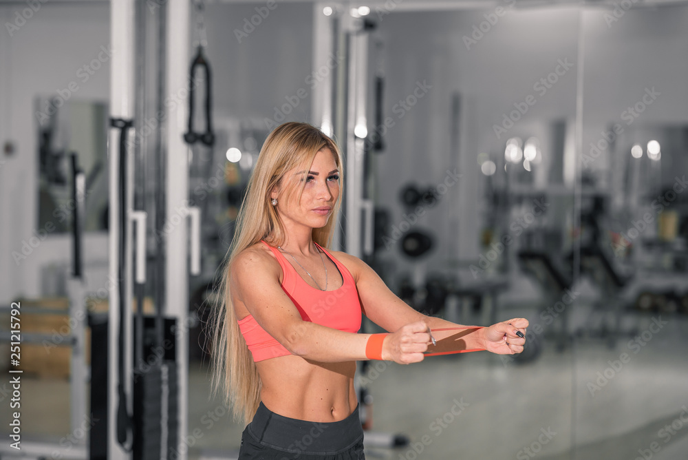 Obraz premium Strong woman weightlifting at the gym 