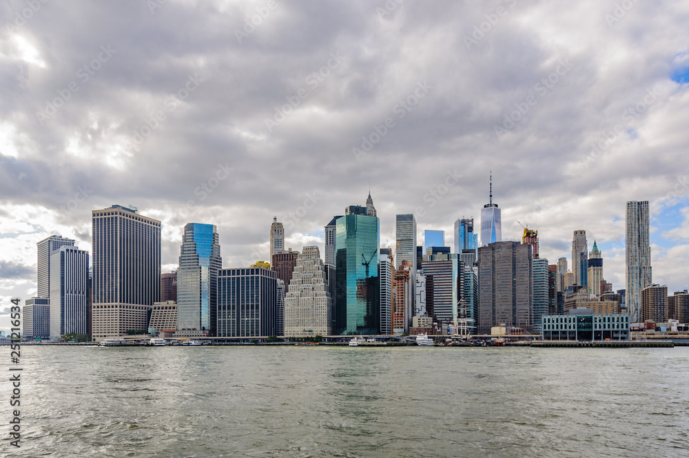 Fototapeta premium Skyline from Brooklyn Heights in Brooklyn, New York, USA