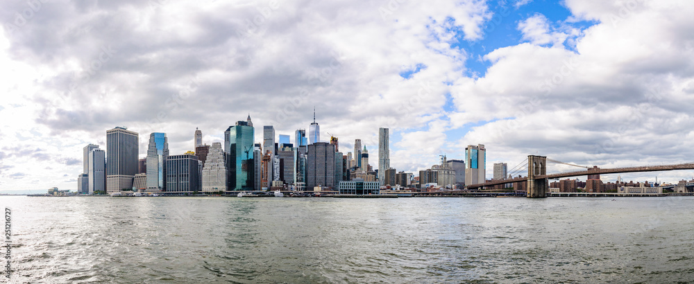 Fototapeta premium Panoramic view of the skyline in Brooklyn, New York, USA