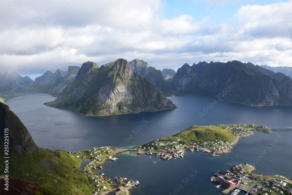 Reine auf den norwegischen Lofoten vom Reinebringen